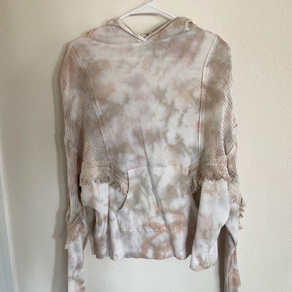 Cute Hoodie from the Buckle. Worn only once. Gimmicks brand size small.